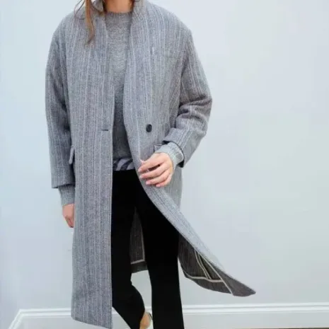 Cassie-Bowen-The-Flight-Attendant-Grey-Coat.webp