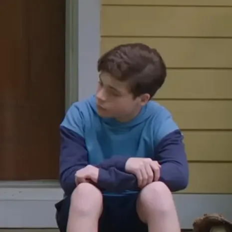 Eli-Golden-13-The-Musical-2022-Evan-Goldman-Blue-Hoodie.webp Eli-Golden-13-The-Musical-2022-Evan-Goldman-Blue-Hoodie.webp