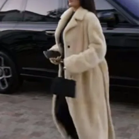 The-Kardashians-2022-Kylie-Jenner-Long-Fur-Coats.jpg